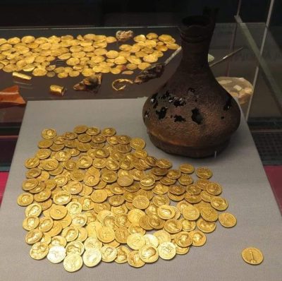These 160 aureus coins were found below the floor of a Roman house in Corbridge in 1911 CE.